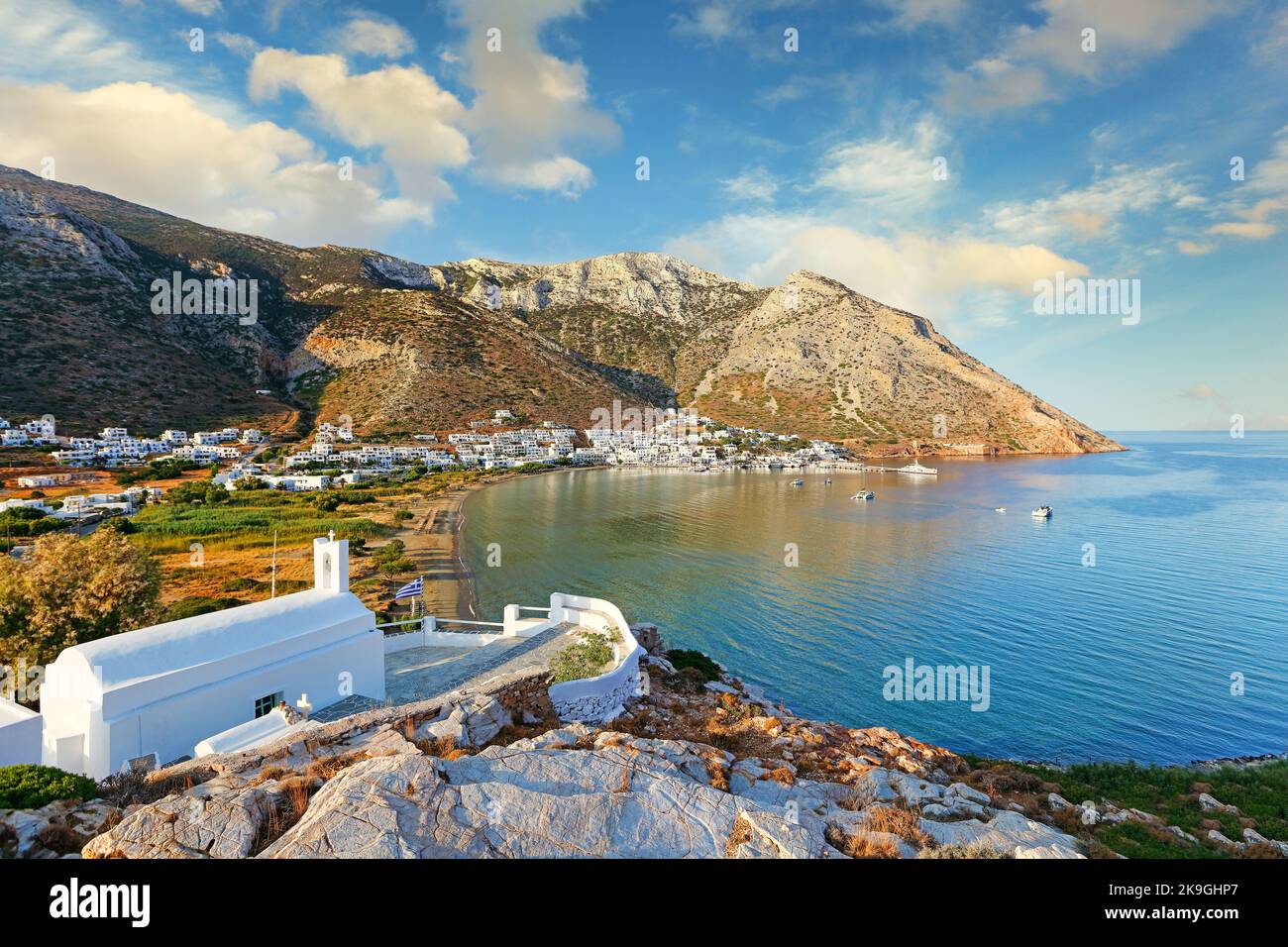 Der Strand und Hafen Kamares von Sifnos Insel von Agia Marina Kirche, Griechenland Stockfoto