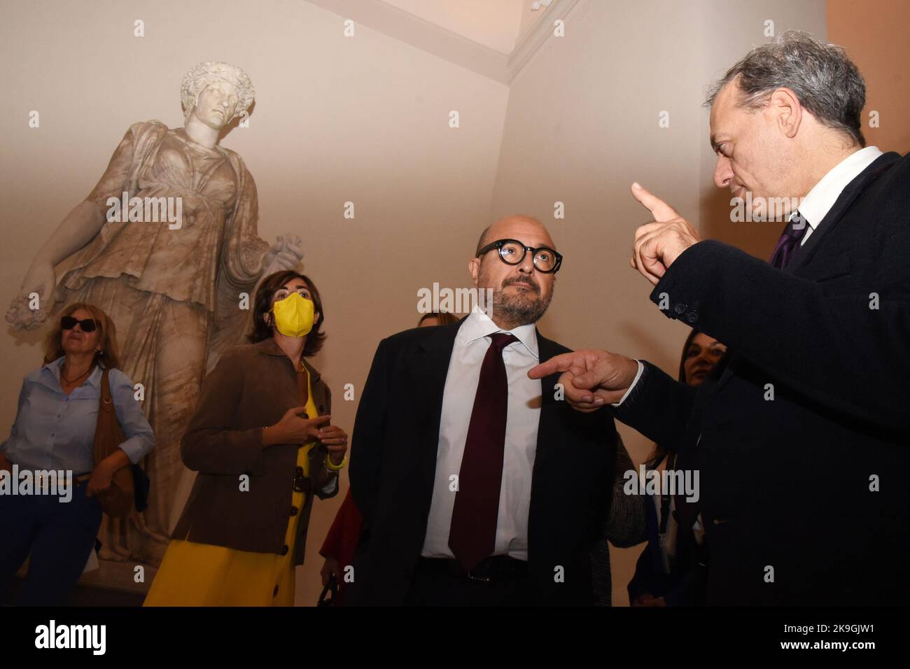 Gennaro Sangiuliano, neuer italienischer Kulturminister, besucht das Archäologische Museum von Neapel Stockfoto