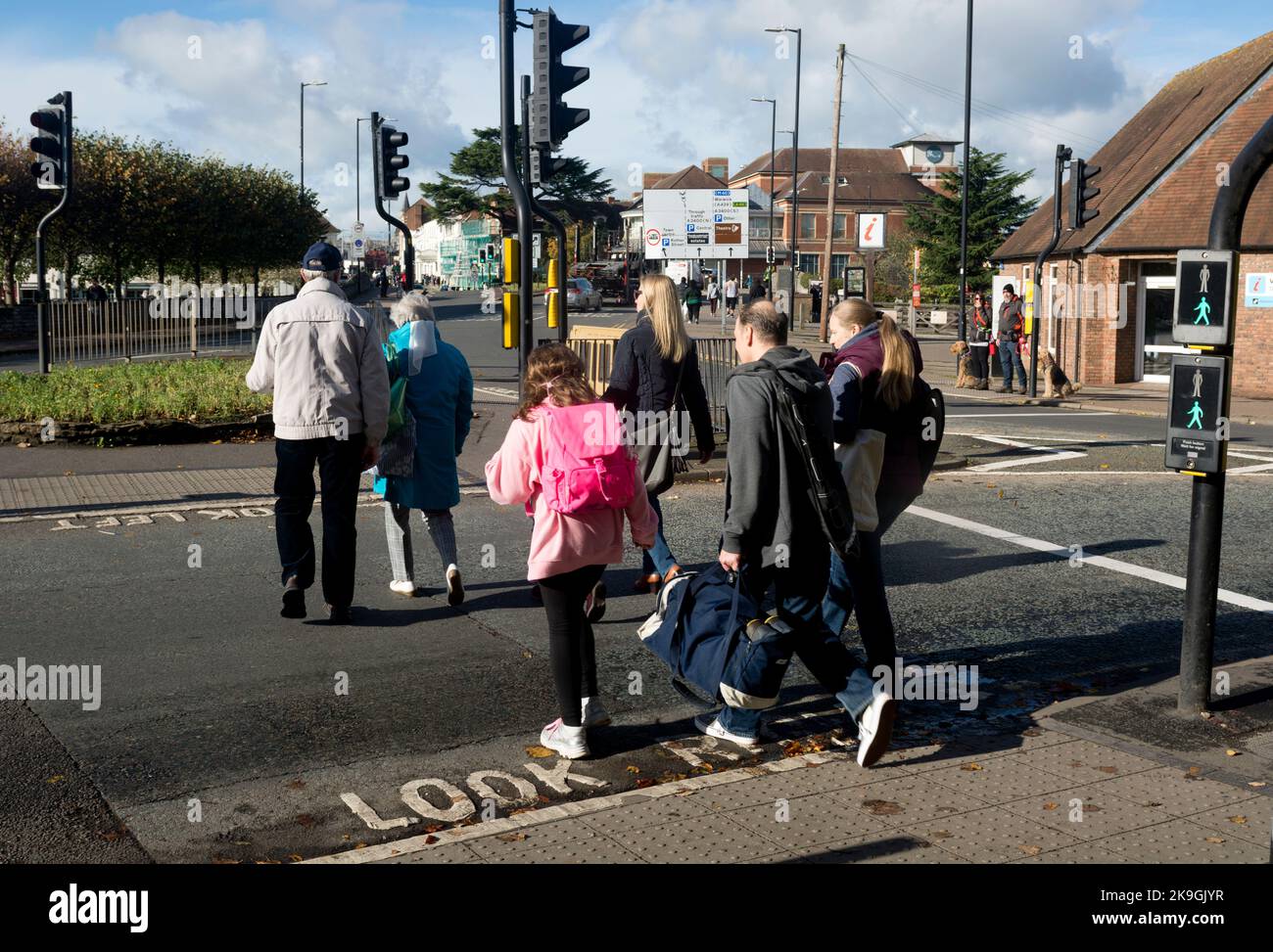 Menschen, die einen Fußgängerübergang überqueren, Stratford-upon-Avon, Warwickshire, Großbritannien Stockfoto