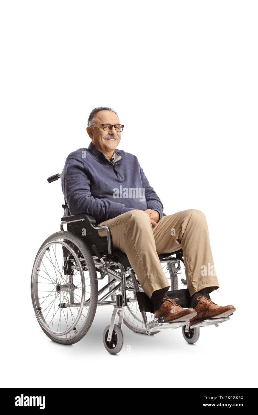 Reifer Mann sitzt in einem Rollstuhl isoliert auf weißem Hintergrund Stockfoto