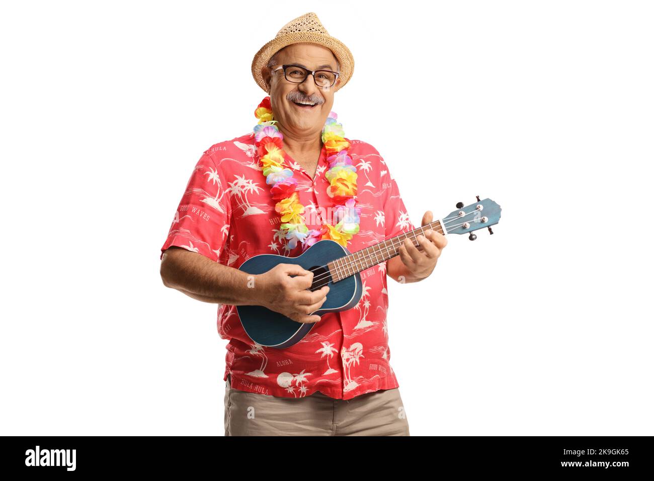 Reife männliche Touristen spielen Ukulele Instrument isoliert auf weißem Hintergrund Stockfoto