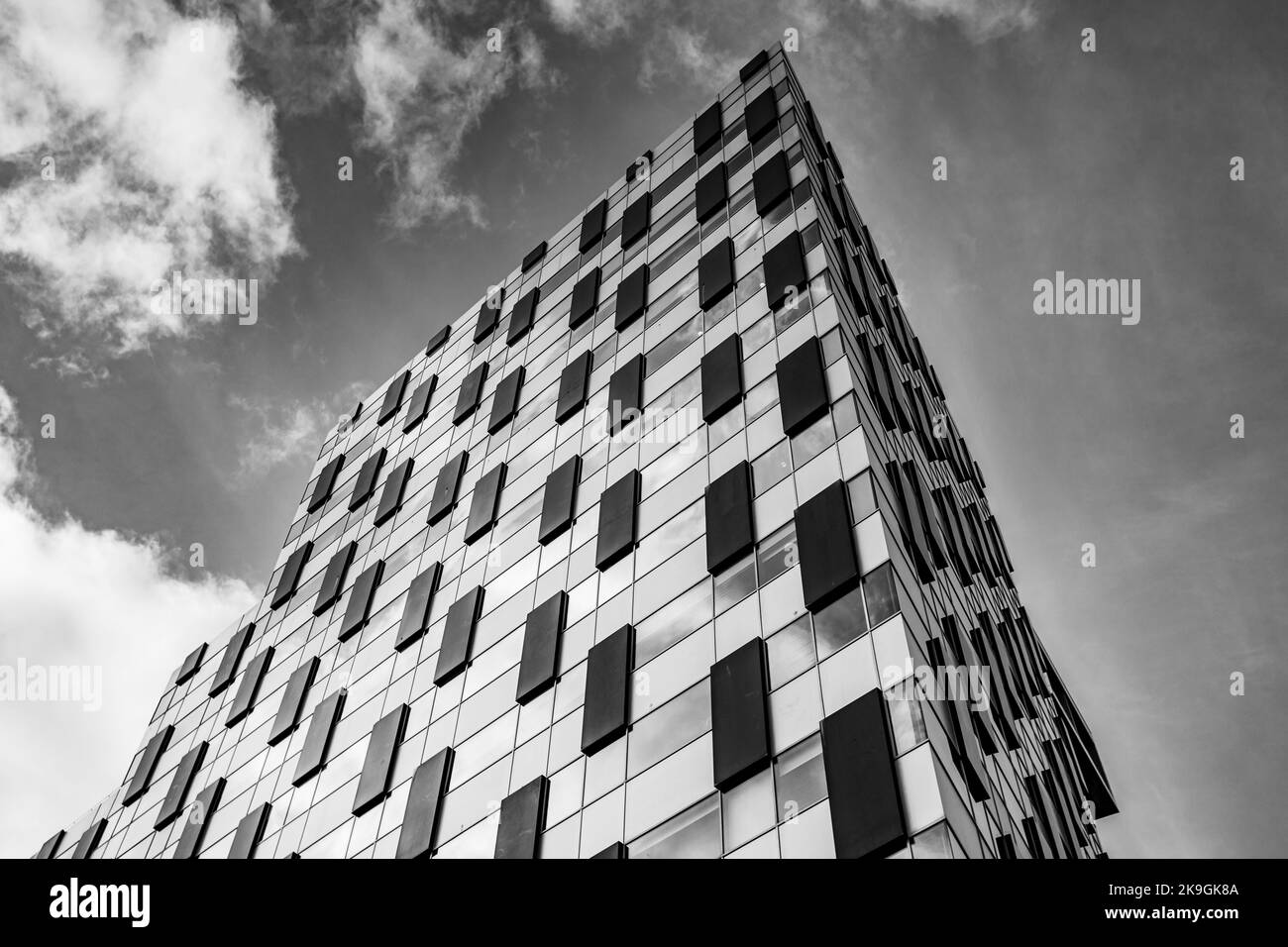 Ein Schwarzweiß-Bild, das auf das abstrakte Unity Commercial Building in Liverpool im Oktober 2022 blickt. Stockfoto