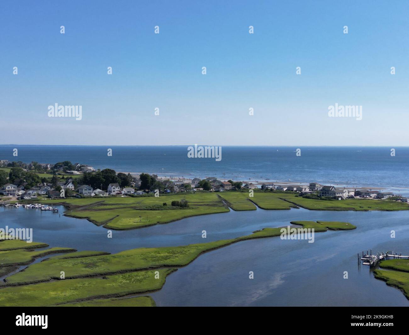 An einem sonnigen Tag hat man einen malerischen Blick auf die grünen Landschaften am Strand der Insel Seabrook Stockfoto
