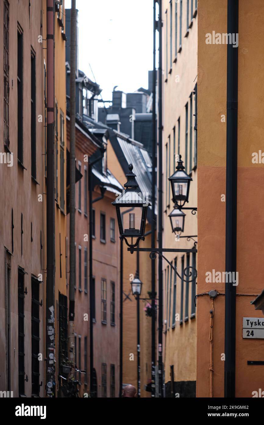 Stockholm, Schweden - 2022. September: Blick auf die farbenfrohe, schmale Altstadtstraße mit Kopfsteinpflasterstraße in Gamla Stan Stockfoto