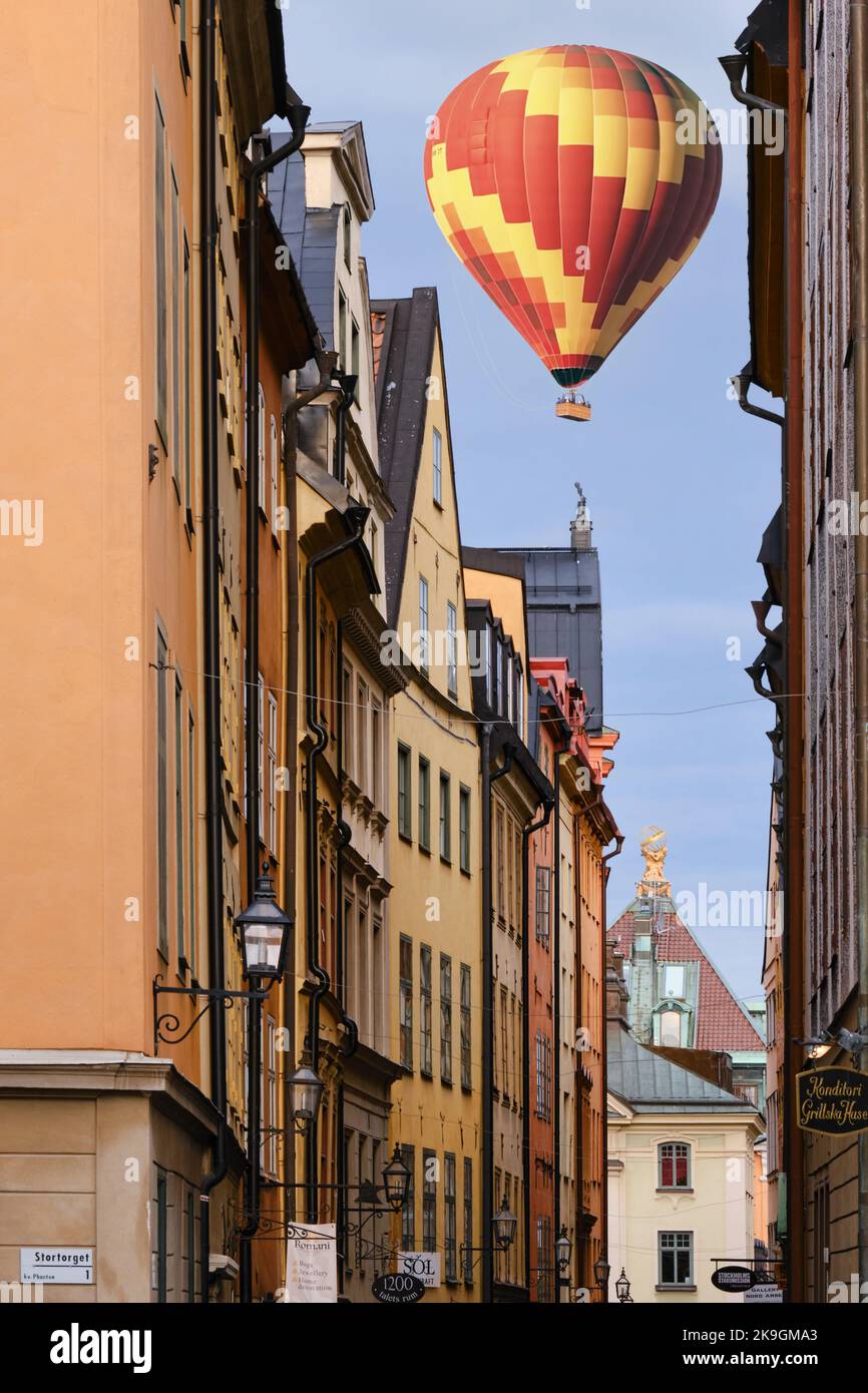 Stockholm, Schweden - 2022. September: Blick auf die bunte Altstadt mit Heißluftballon in Gamla Stan Stockfoto