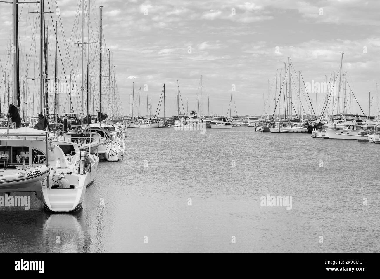 Eine Graustufenaufnahme leerer Boote im Hafen von Manly an einem regnerischen Tag Stockfoto