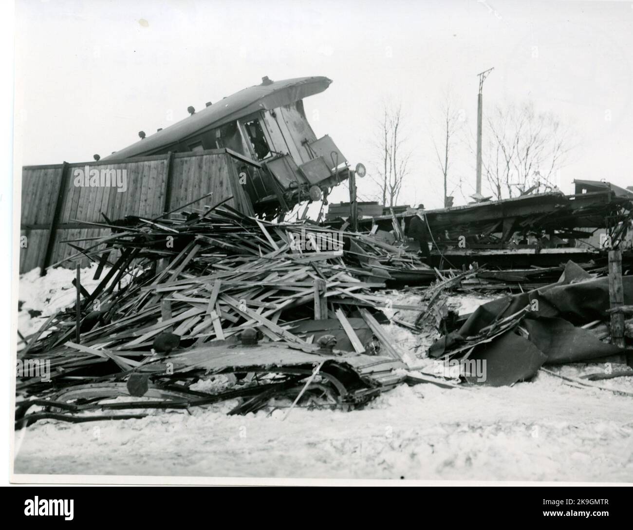Eisenbahnunfall von Holmsveden 1917-02-16. SNAP Trains 3048, gezeichnet von der Dampflokomotive SJ B 1324, wurde aufgrund eines gefällten Zahnrads in eine Seitenspur geführt und entgleist. Stockfoto