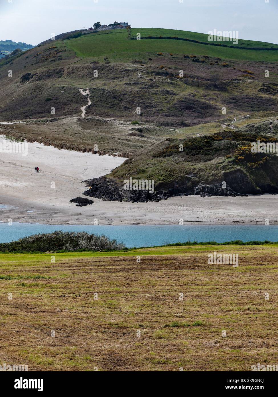 Wunderschöne Hügel, Ufer. Landschaft entlang der Route des Wild Atlantic Way. Küstenlandschaft im Süden Irlands. Stockfoto