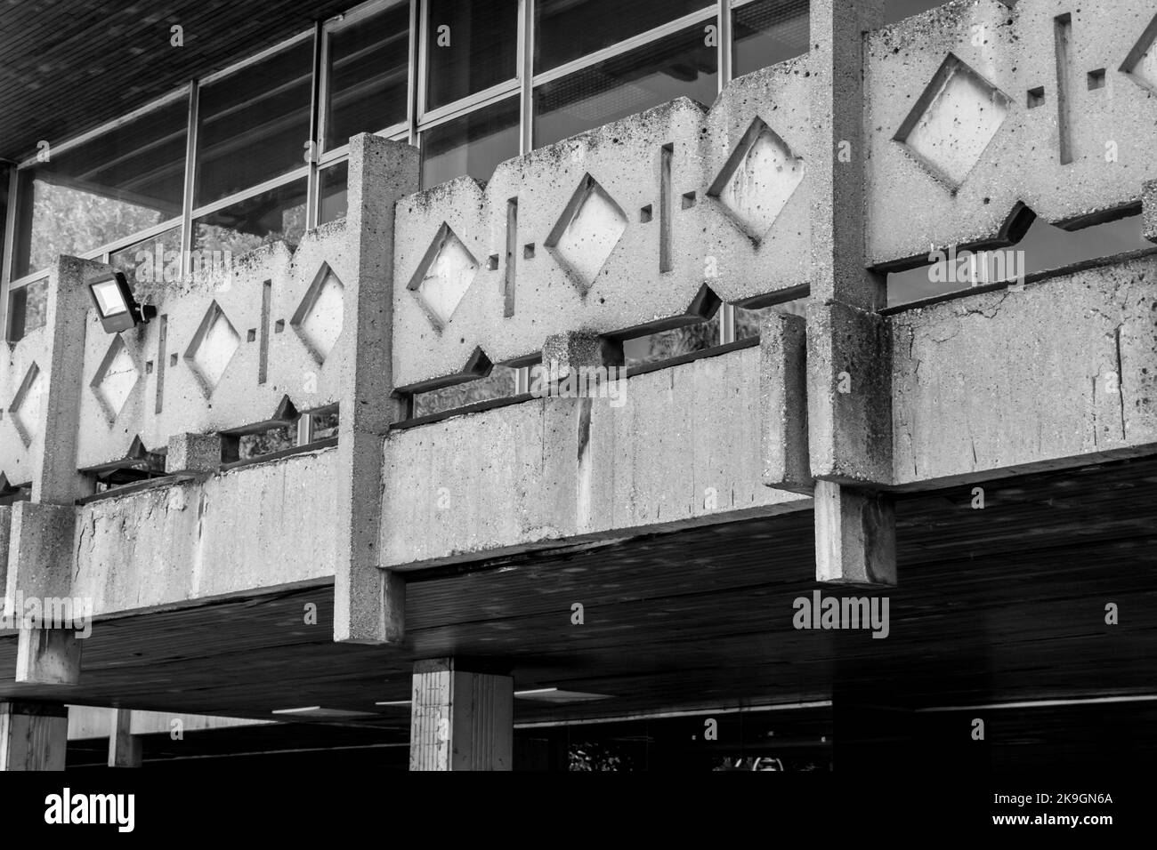 Das brutalistische Äußere und die Fassade der nationalen Universitätsbibliothek in Skopje, Nordmakedonien. Konkrete moderne Brutalismus-Architektur, kommunistische Ära Stockfoto