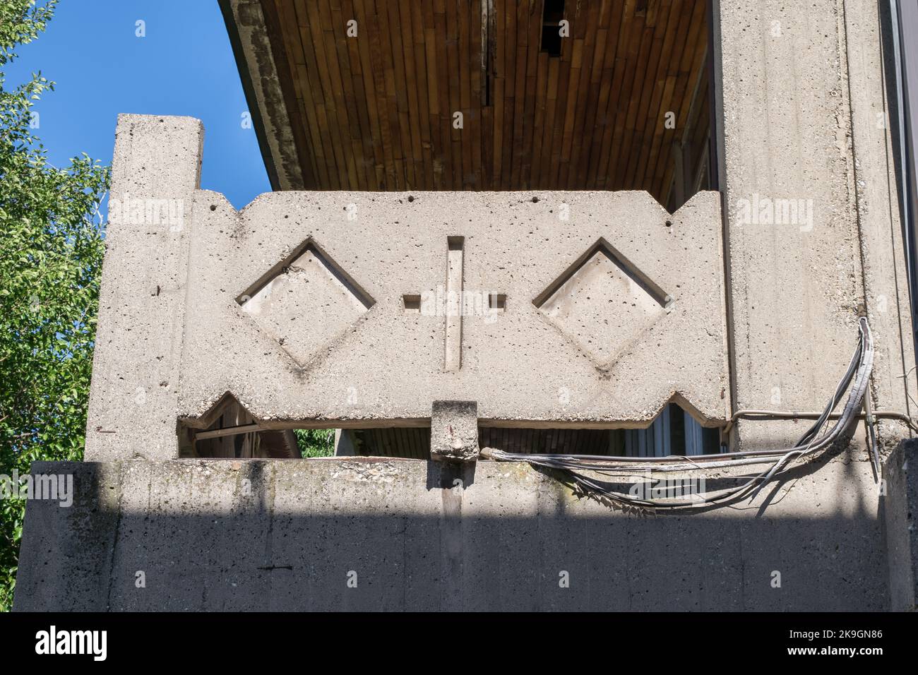 Das brutalistische Äußere und die Fassade der nationalen Universitätsbibliothek in Skopje, Nordmakedonien. Konkrete moderne Brutalismus-Architektur, kommunistische Ära Stockfoto