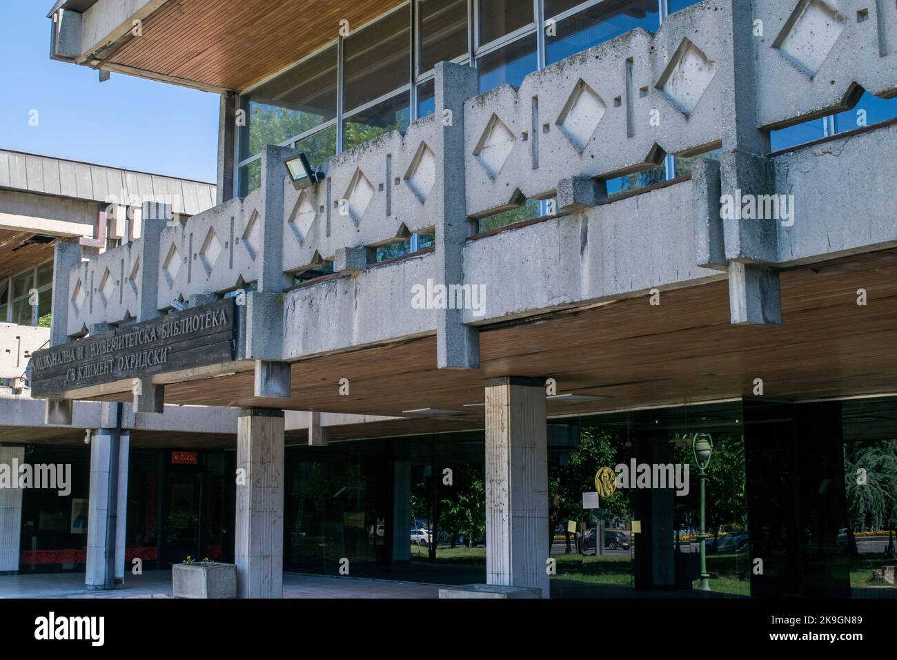 Das brutalistische Äußere und die Fassade der nationalen Universitätsbibliothek in Skopje, Nordmakedonien. Konkrete moderne Brutalismus-Architektur, kommunistische Ära Stockfoto