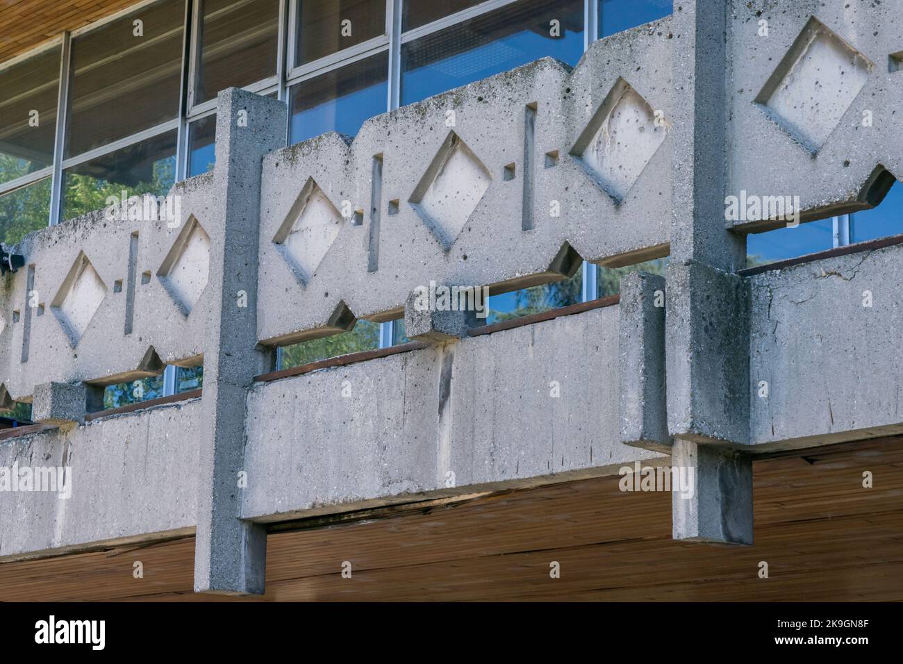 Das brutalistische Äußere und die Fassade der nationalen Universitätsbibliothek in Skopje, Nordmakedonien. Konkrete moderne Brutalismus-Architektur, kommunistische Ära Stockfoto