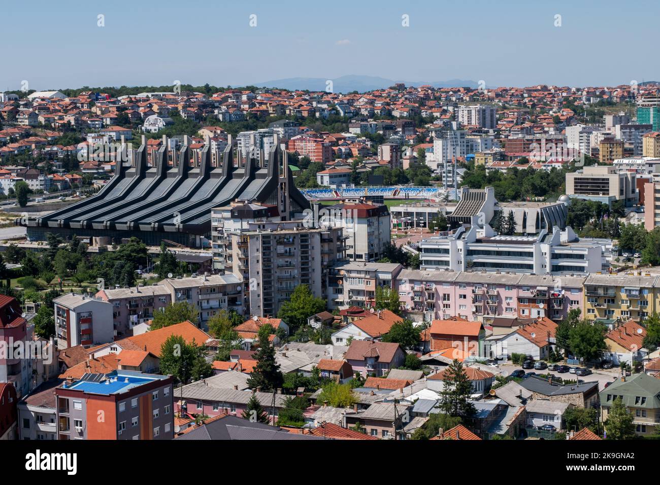 Eine erhöhte Panorama-Stadtansicht von Pristina, Hauptstadt des Kosovo, mit zahlreichen Wahrzeichen dieser modernen Stadt im ehemaligen Yugolsavia. Sommertag Stockfoto