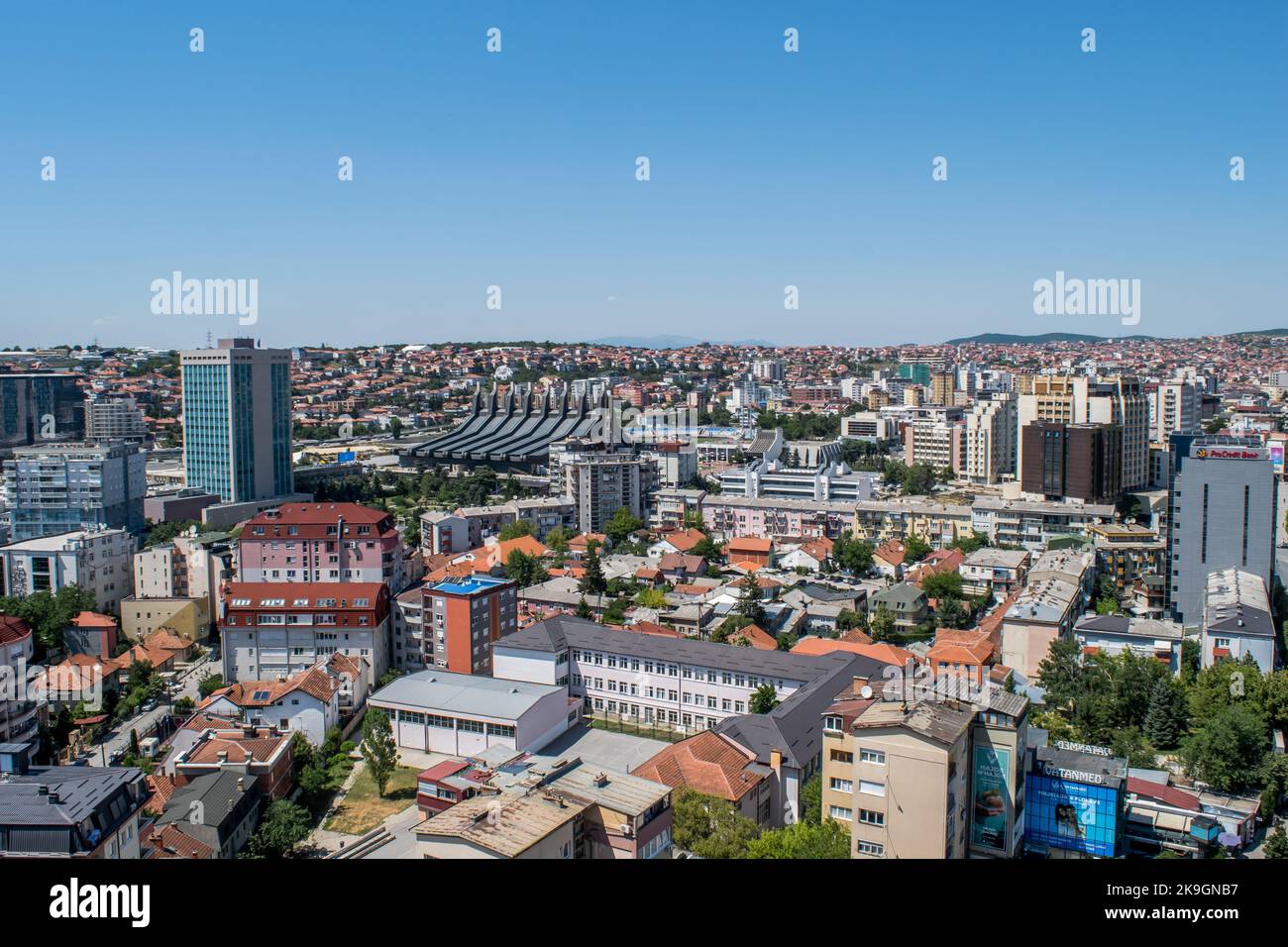 Eine erhöhte Panorama-Stadtansicht von Pristina, Hauptstadt des Kosovo, mit zahlreichen Wahrzeichen dieser modernen Stadt im ehemaligen Yugolsavia. Sommertag Stockfoto