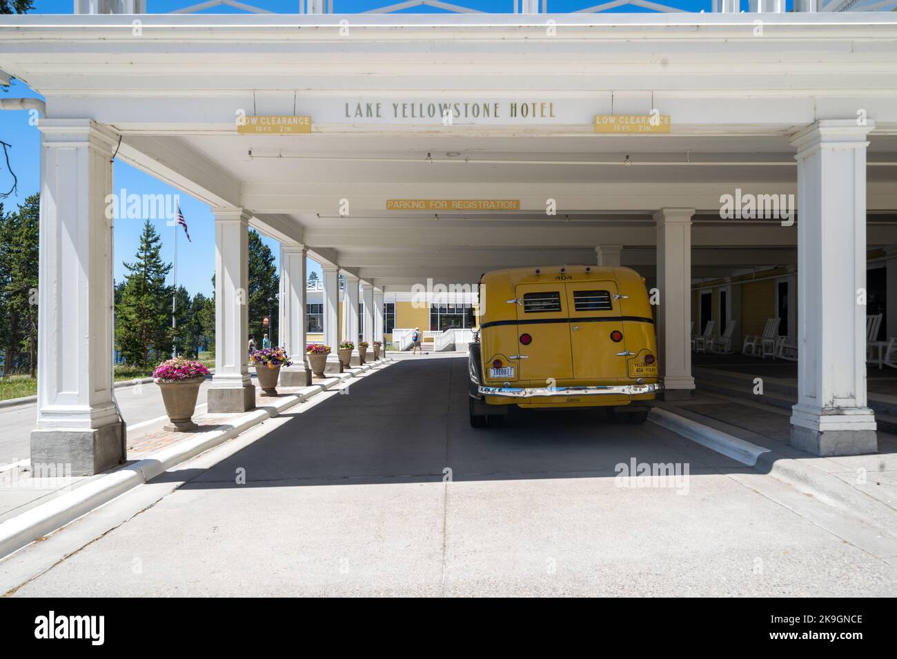 Wyoming, USA - 19. Juli 2022: Nahaufnahme eines White Model Tour Busses aus dem Jahr 1936, der für den Transport von Touristen durch den Yellowstone National Park entwickelt und verwendet wurde Stockfoto