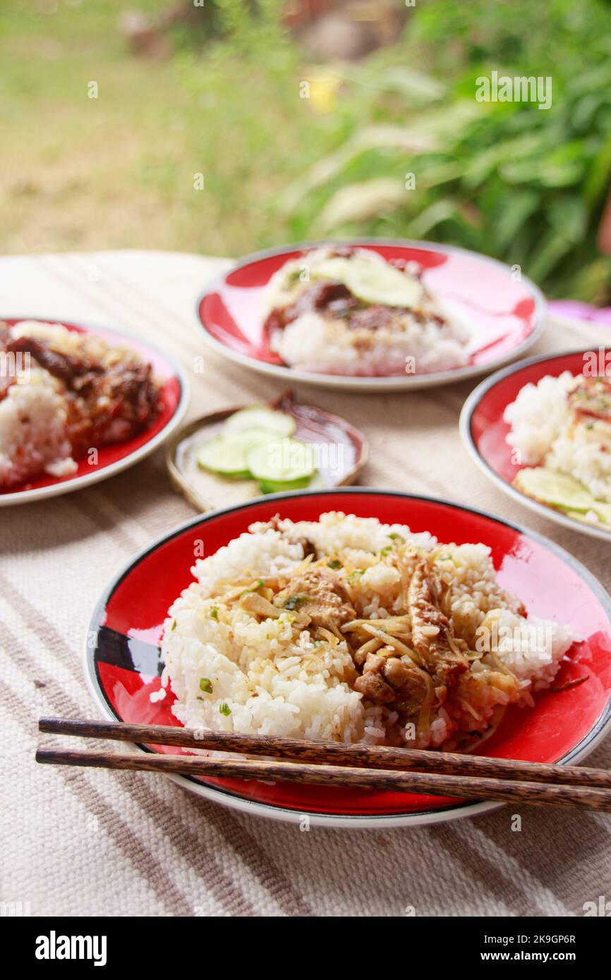 Pfefferhähnchen und Ingwer (Cha Mouan Khnyei) zum Frühstück, ein traditionelles khmer-Gericht Stockfoto