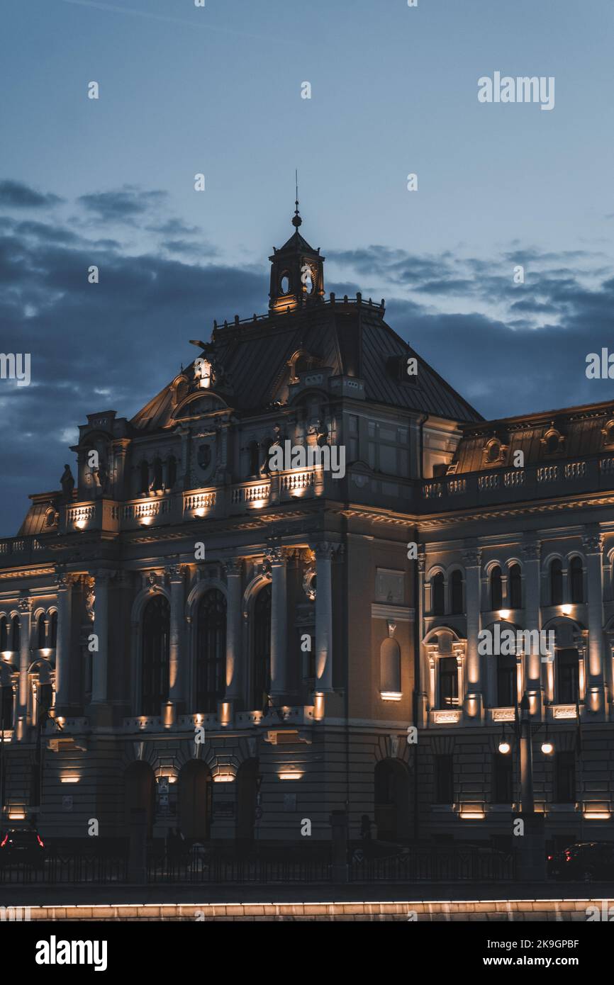 Eine vertikale Nachtansicht des Rathauspalastes von Oradea, Rumänien Stockfoto