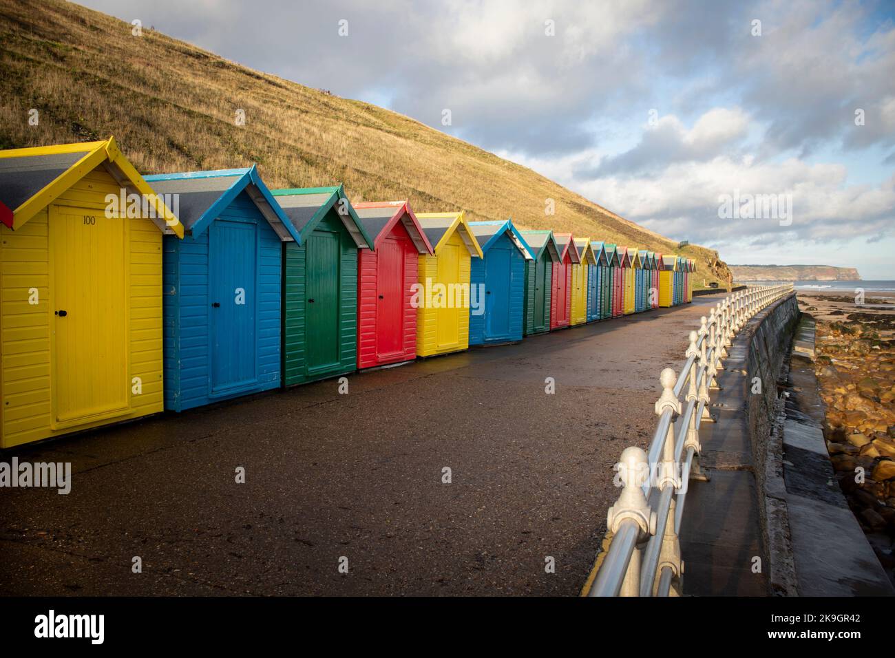 Die farbigen Strandhütten am Whitby Beach, North Yorkshire, 26.. Oktober 2022 Stockfoto