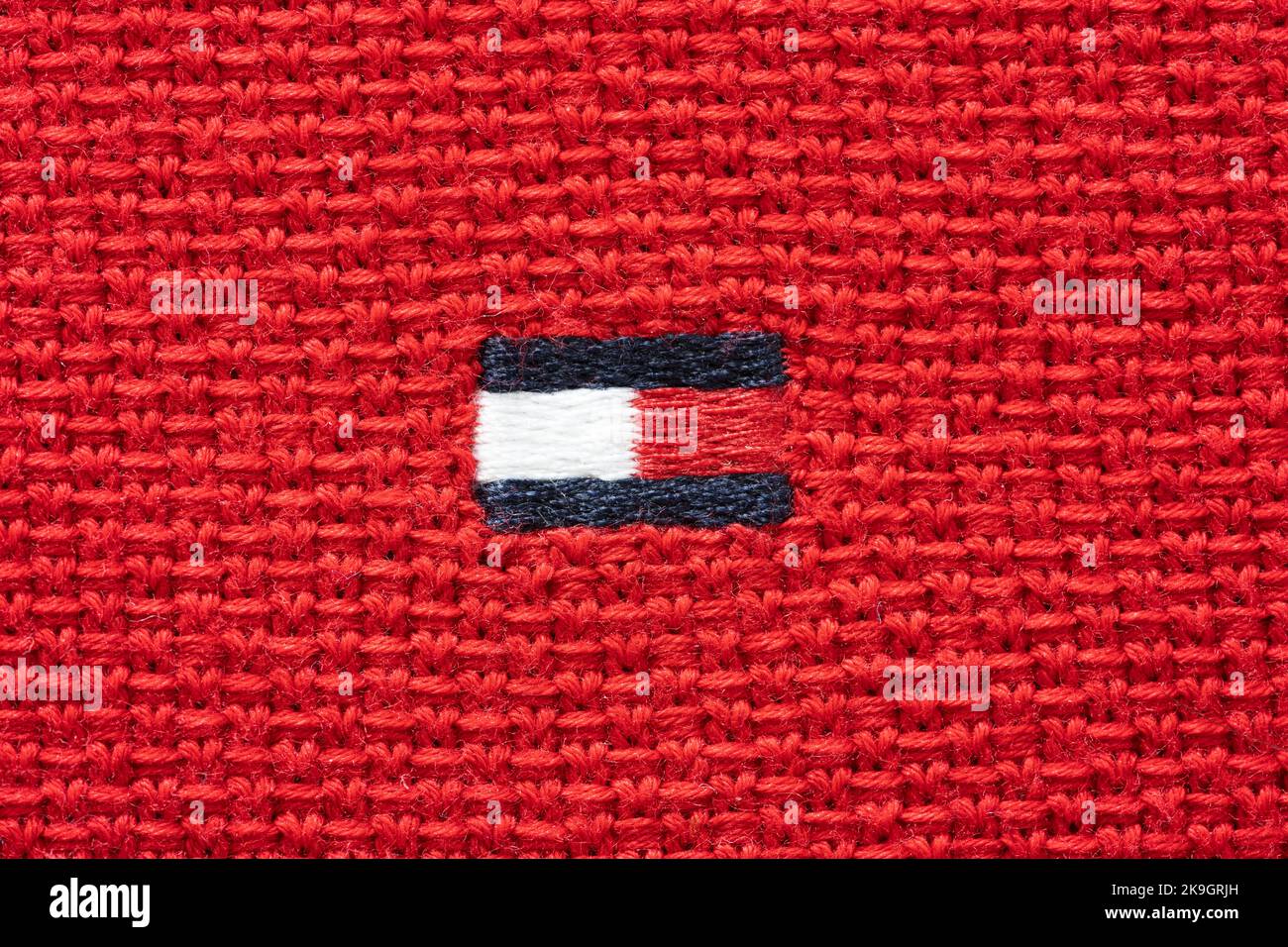 Nahaufnahme des Markenlogos eines Tommy Hilfiger Pullovers. Thema: Modemarke, Männermode, Herrenbekleidung, Luxuskleidung, Modehaus Stockfoto