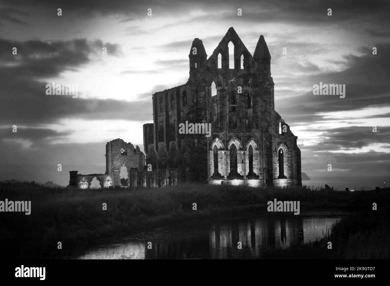 Die Ruinen der Whitby Abbey erstrahlen im Rahmen der 125-jährigen Feier von Dracula, Whitby, North Yorkshire, am 24.. Oktober 2022 in Pink Stockfoto