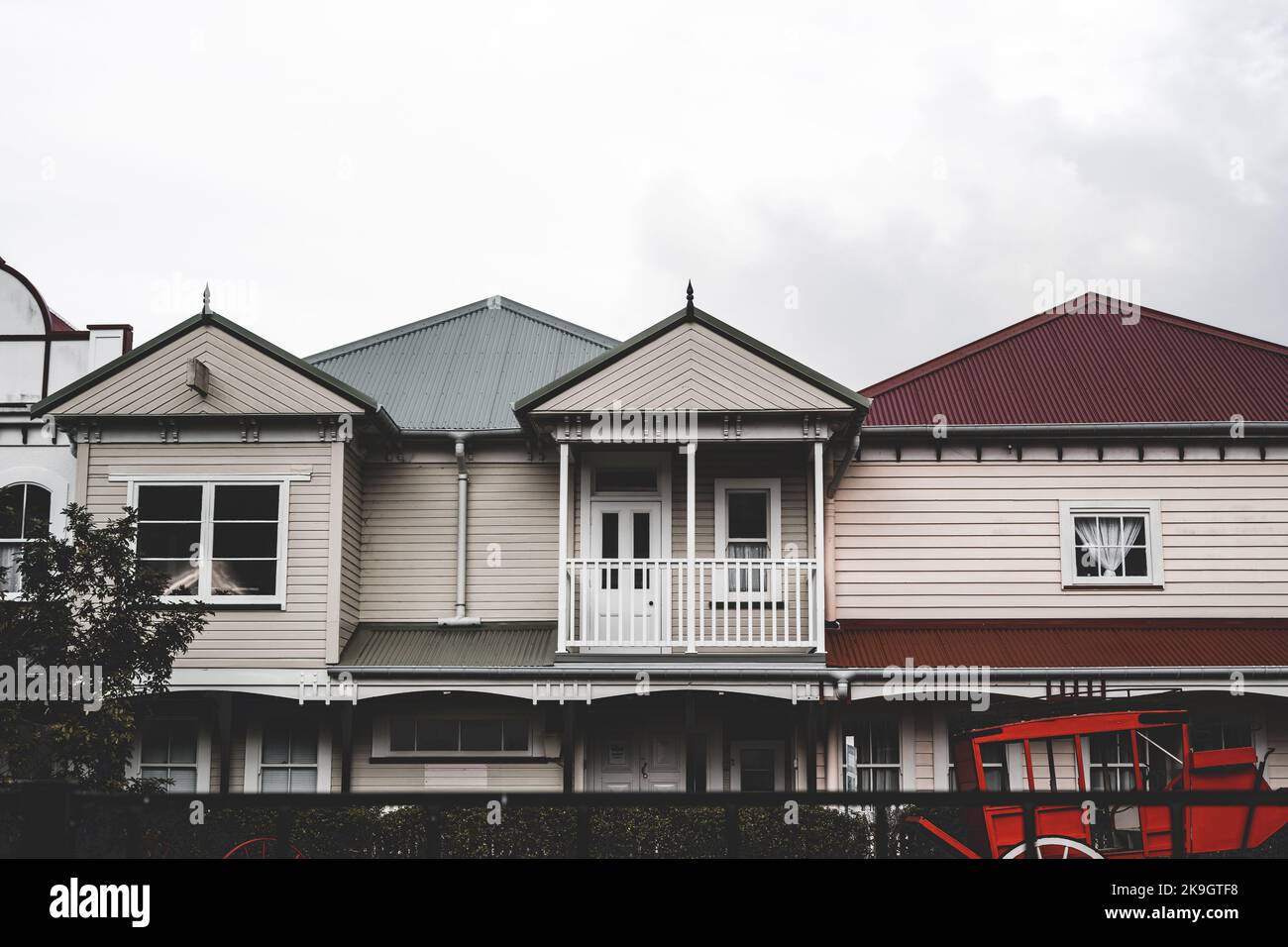 Fassade aus Holzhäusern in einer schönen ruhigen Nachbarschaft ohne Lärm weg von der Stadt und Zivilisation an einem bewölkten Tag, West-Nachbarschaft, neu Stockfoto