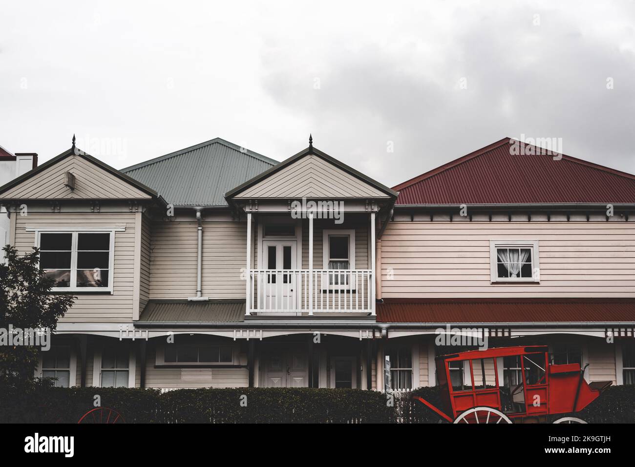 Fassadentüren und Fenster von alt aussehenden Holzhäusern in einem Viertel weit von der Stadt und Zivilisation an einem bewölkten Tag, West-Nachbarschaft, neu Stockfoto