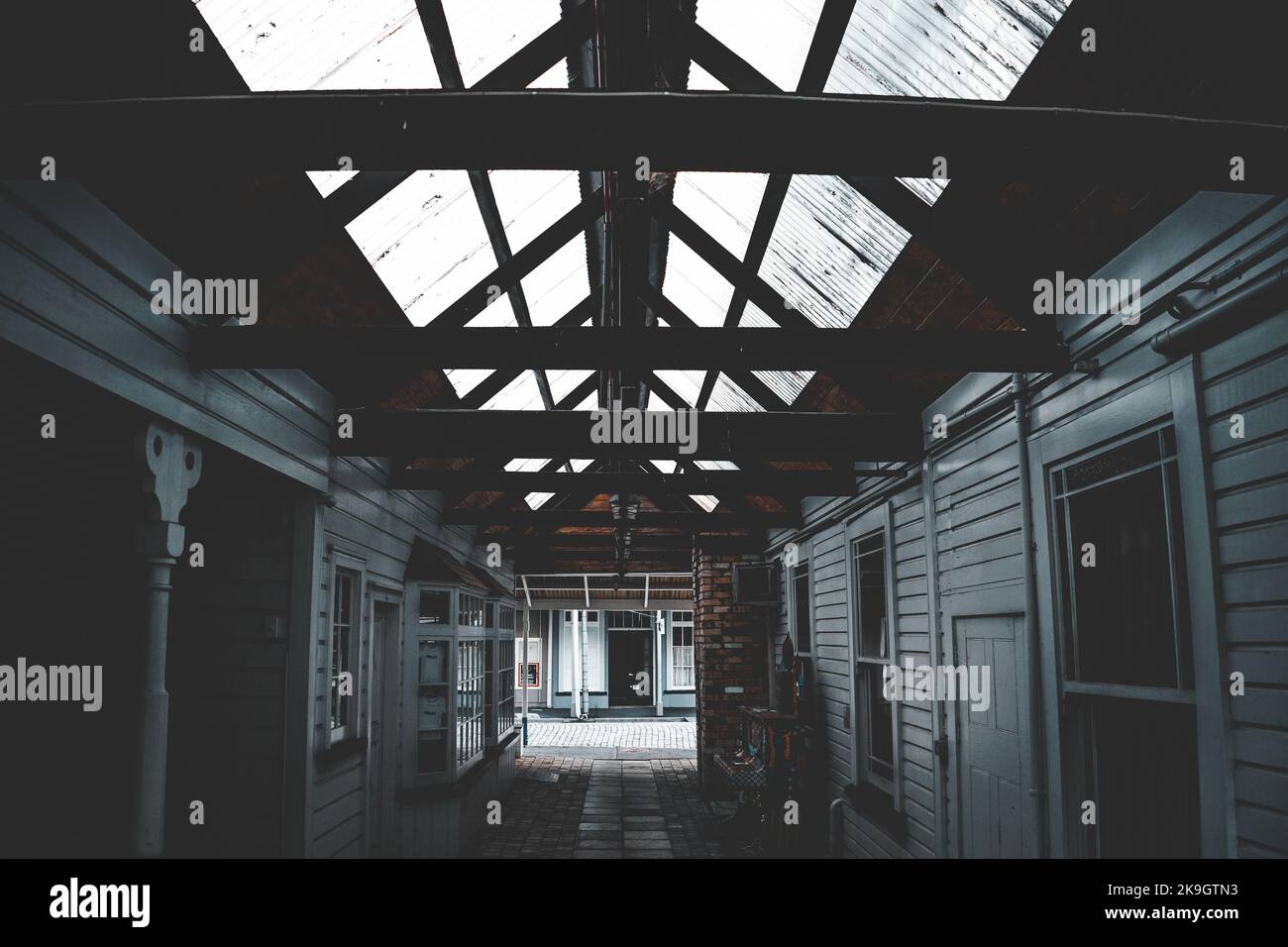 Innengalerie mit Holzhäusern an den Seiten des Boulevards unter einem Glasdach in einer alten Straße eines ruhigen Dorfes weit von der Stadt, westlich Stockfoto