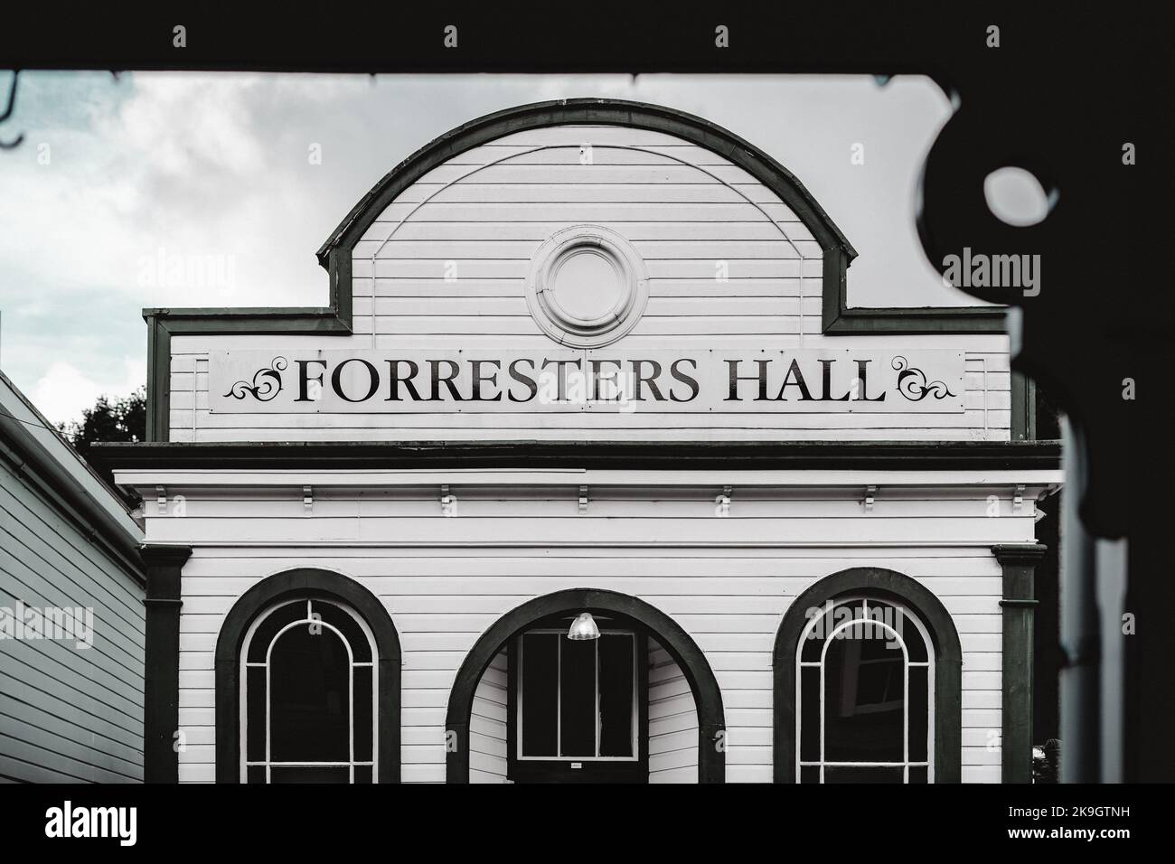 Fassade und hölzerne Eingangstür der forresters Halle mit runden Fenstern und großes Schild mit großen schwarzen Buchstaben in der kleinen Stadt, West-Nachbarschaft, neu Stockfoto