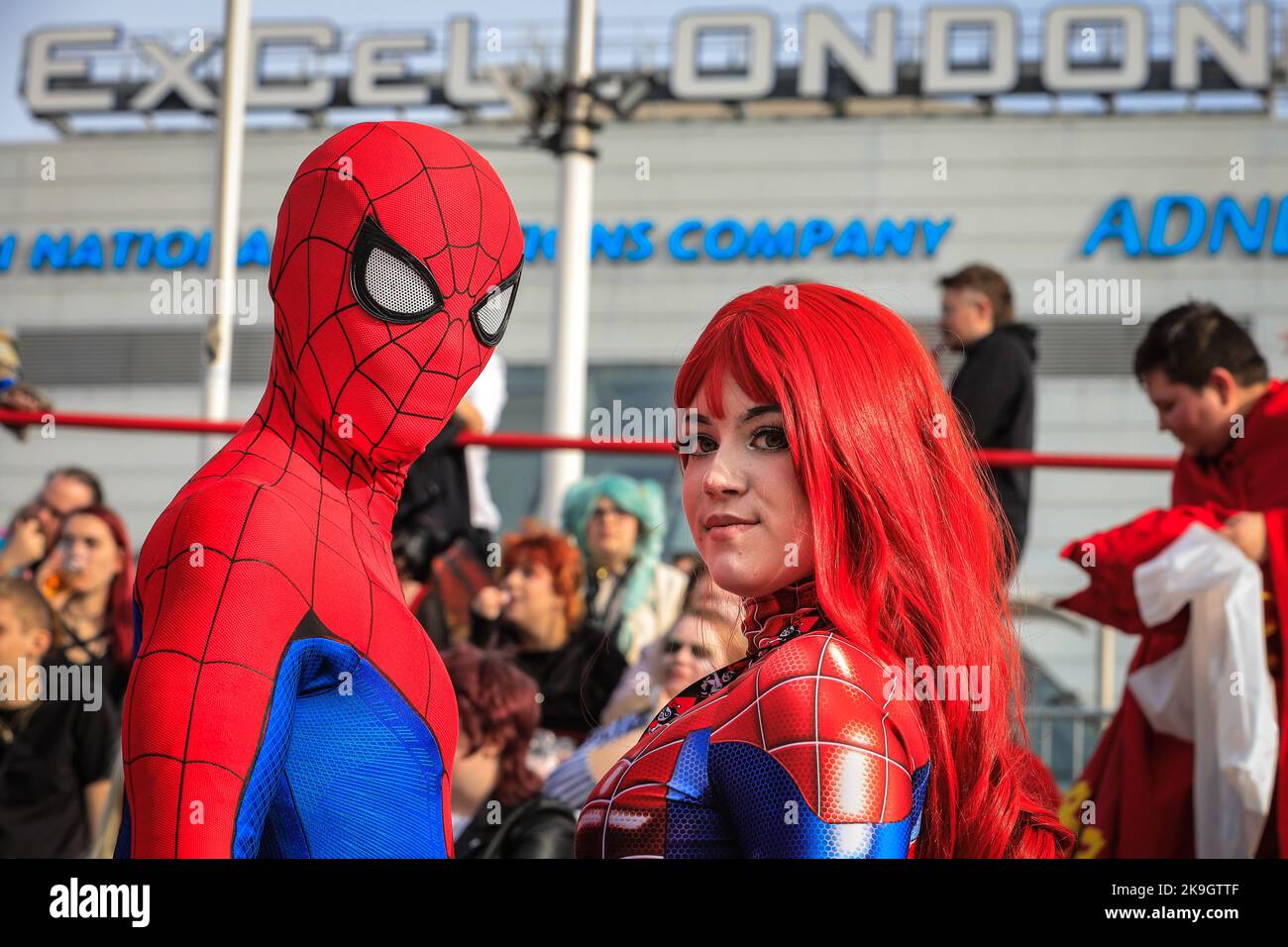 London, Großbritannien. 28. Oktober 2022. Spiderman trifft Spiderwoman auf den Stufen zum Excel Center. Cosplayer, Fans von Anime, Filmen und anderen Besuchern, die meisten davon in Kostümen, genießen den Eröffnungstag der MCM Comic Con im Excel London. Kredit: Imageplotter/Alamy Live Nachrichten Stockfoto