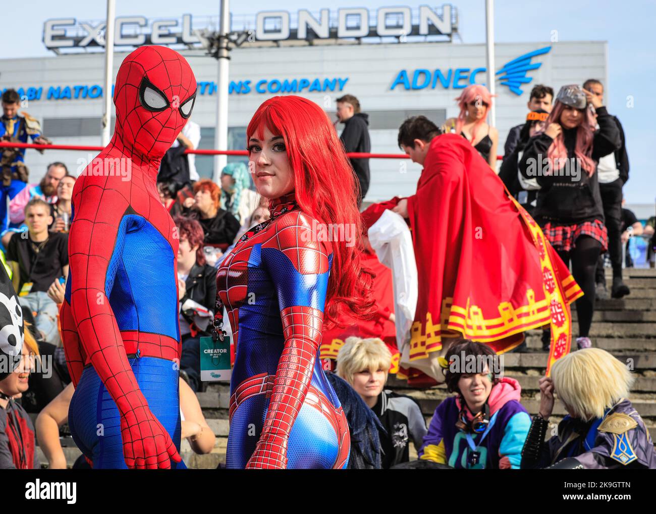 London, Großbritannien. 28. Oktober 2022. Spiderman trifft Spiderwoman auf den Stufen zum Excel Center. Cosplayer, Fans von Anime, Filmen und anderen Besuchern, die meisten davon in Kostümen, genießen den Eröffnungstag der MCM Comic Con im Excel London. Kredit: Imageplotter/Alamy Live Nachrichten Stockfoto
