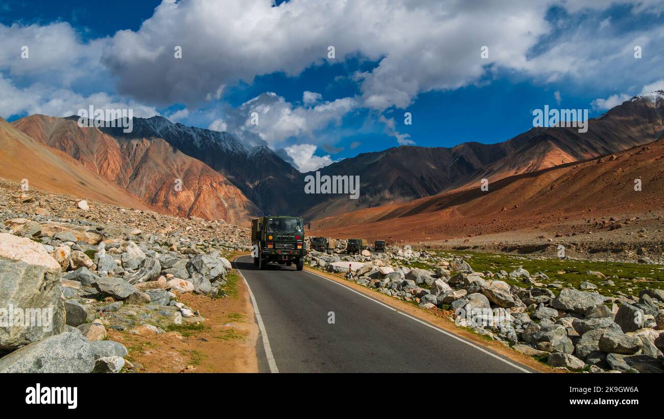 Leh, Indien - 18. Juni 2022: Lastwagen der indischen Armee auf der Bergstraße von Ladakh, Nordindien.wunderschöne Landschaft von Ladakh, das höchste Hochplateau Indiens. Stockfoto