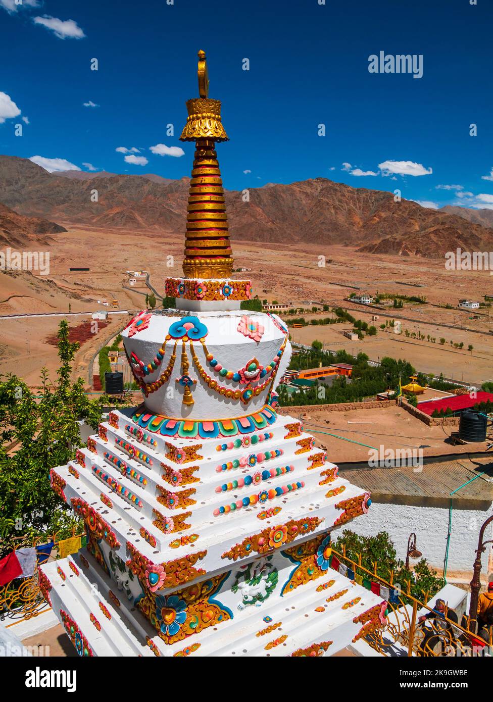 Ladakh, Indien - 18. Juni 2022 : Buddhistische Stupa mit schöner Bergkette von Ladakh, höchste Hochebene in Indien. Stockfoto