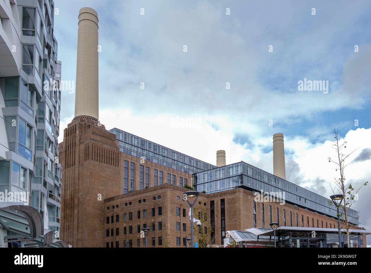 Renovierter Battersea-Kraftwerk mit neuem Wohngebäude Prospect Place auf der linken Seite. Stockfoto