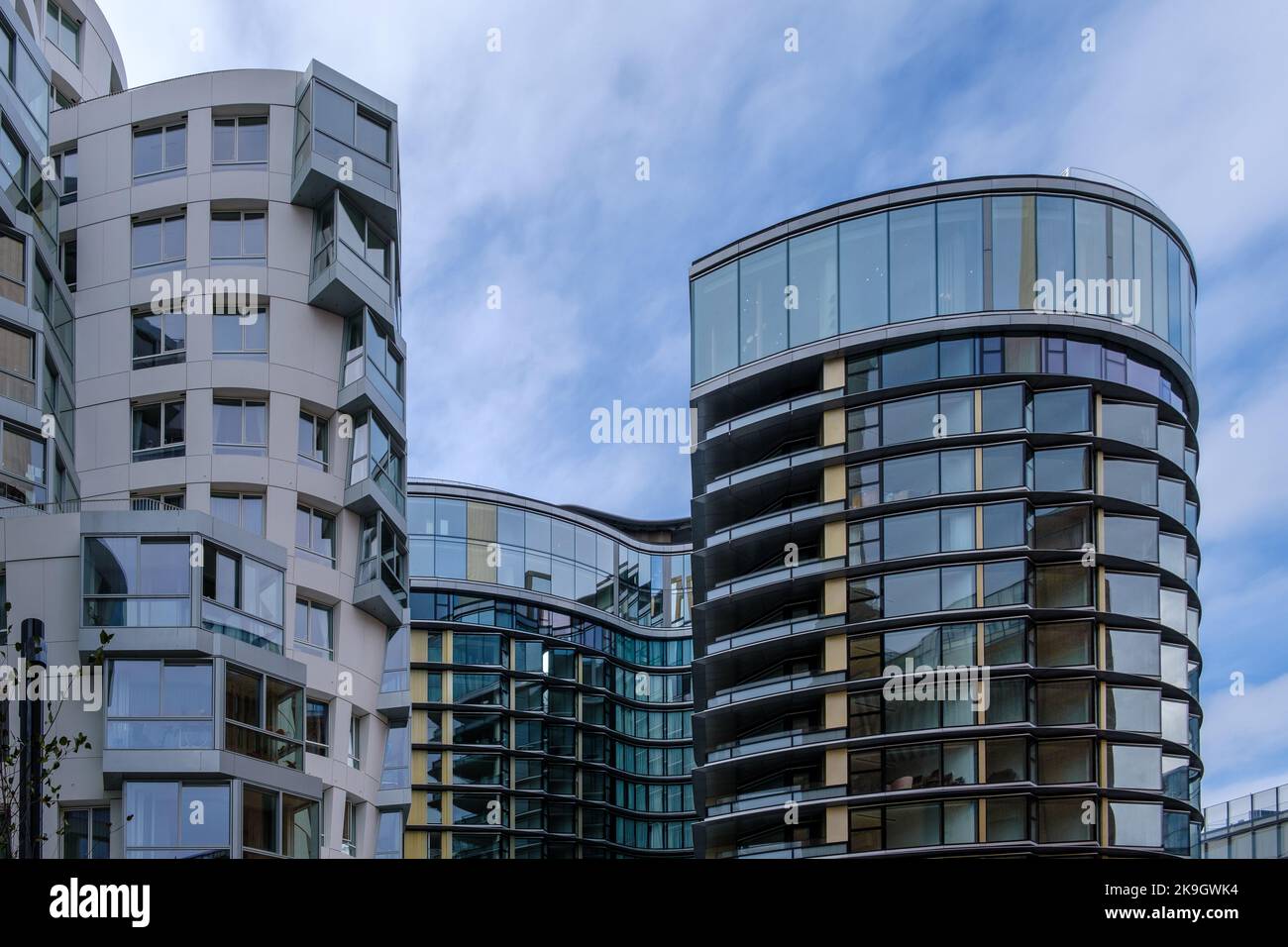 Prospect Place auf der linken Seite und Battersea Roof Gardens auf der rechten Seite bei Battersea Power Station Development, Wandsworth, South West London. Stockfoto