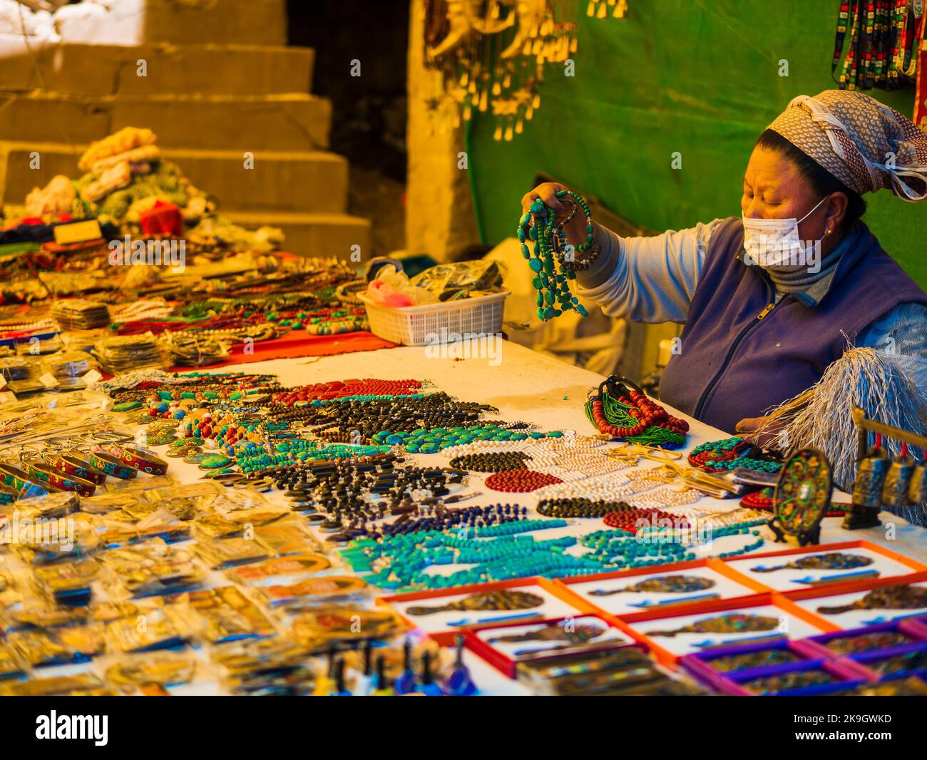 Ladakh, Indien - Juni 18,2022:der Leh-Markt ist ein alter Markt, der aus dem 15.. Jahrhundert stammt, der Ära des Königs Singen Namgyal. Dies ist der lokale Markt A Stockfoto