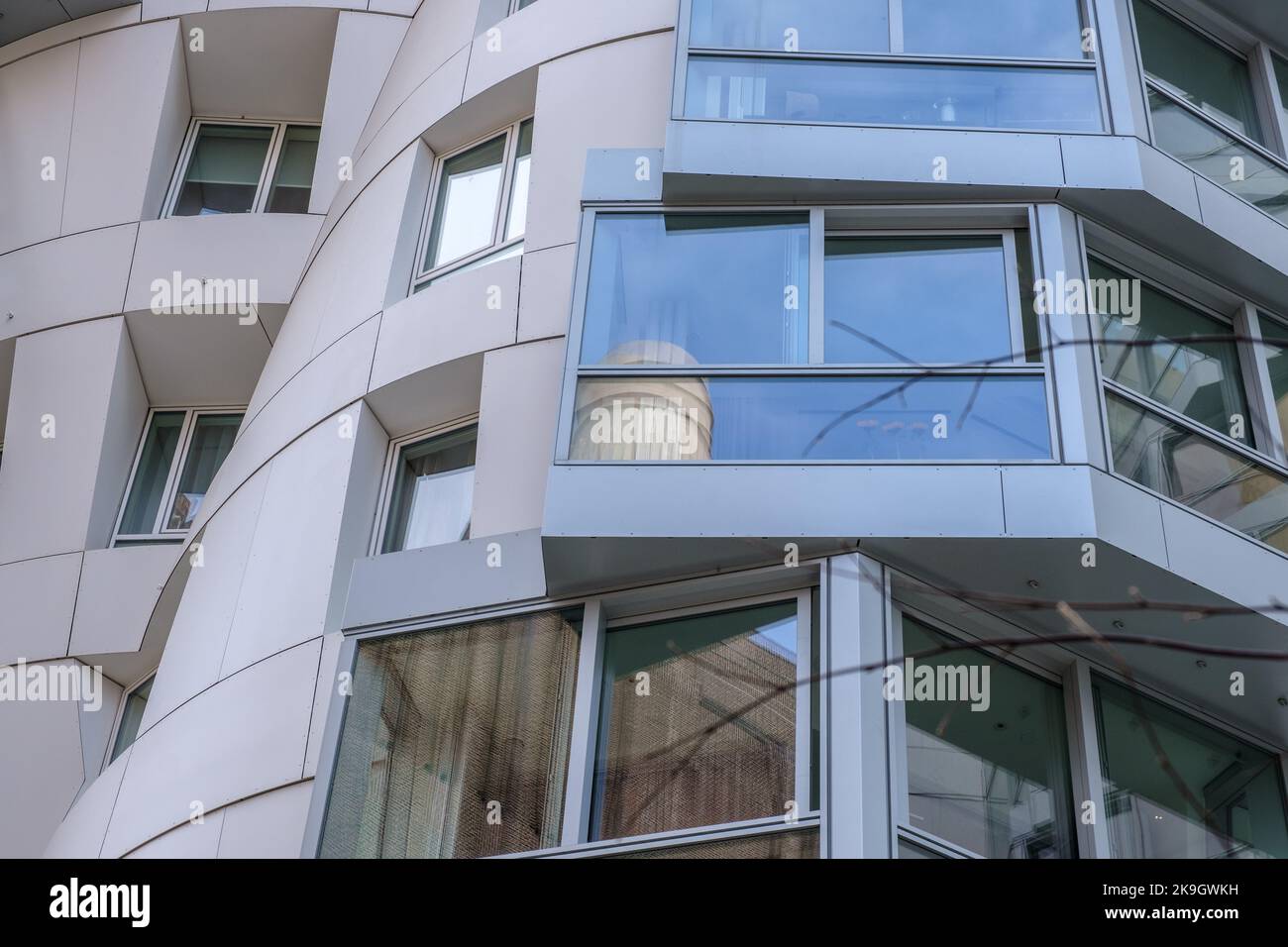 Detail von Prospect Platzieren Sie ein neues Gebäude mit der Spiegelung des berühmten Kamins des Battersea Power Station im Fenster. Stockfoto