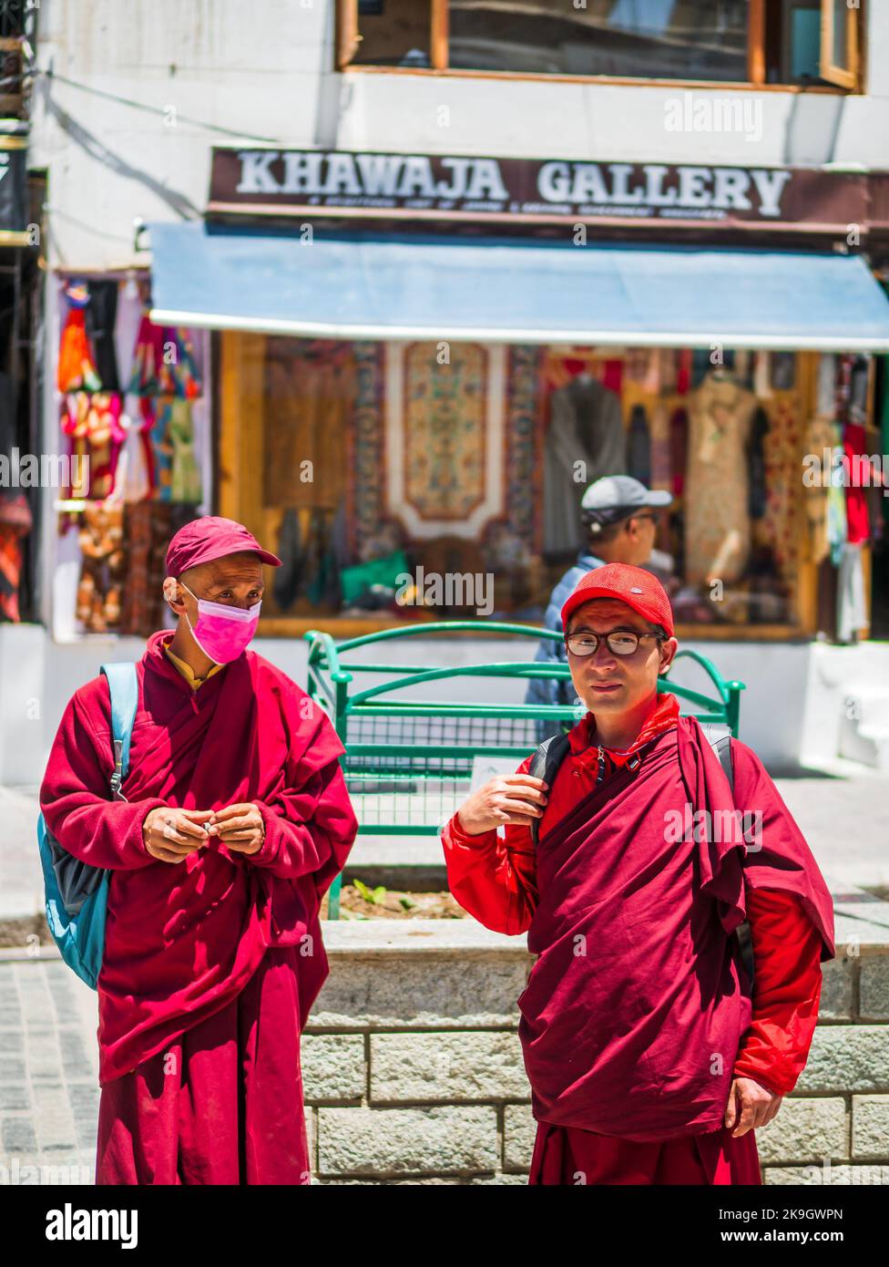 Ladakh, Indien - 18. Juni 2022 : Buddhistische Mönche auf dem Leh-Markt Stockfoto