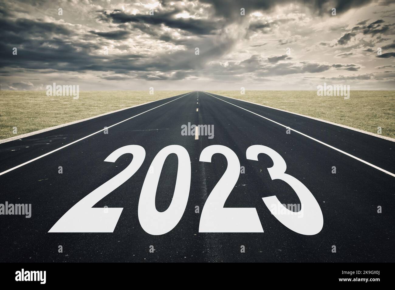 2023 Straßenperspektive, dunkle Wolken, Krisenkonzept Stockfoto