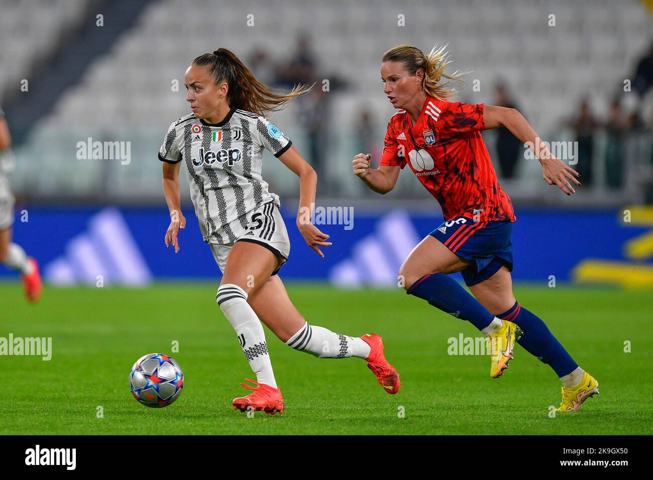 Turin, Italien. 27. Oktober 2022. Julia Grosso (15) von Juventus und Amandine Henry (6) von Olympique Lyon beim UEFA Women's Champions League-Spiel zwischen Juventus und Lyon im Allianz Stadium in Turin. (Foto: Gonzales Photo/Alamy Live News Stockfoto