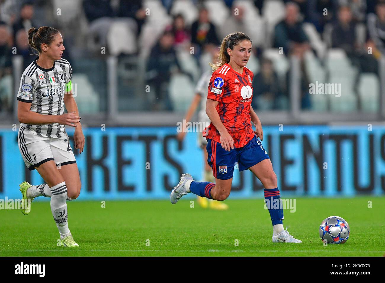 Turin, Italien. 27. Oktober 2022. Danielle Van de Donk (17) von Olympique Lyon beim UEFA Women's Champions League-Spiel zwischen Juventus und Lyon im Allianz-Stadion in Turin. (Foto: Gonzales Photo/Alamy Live News Stockfoto