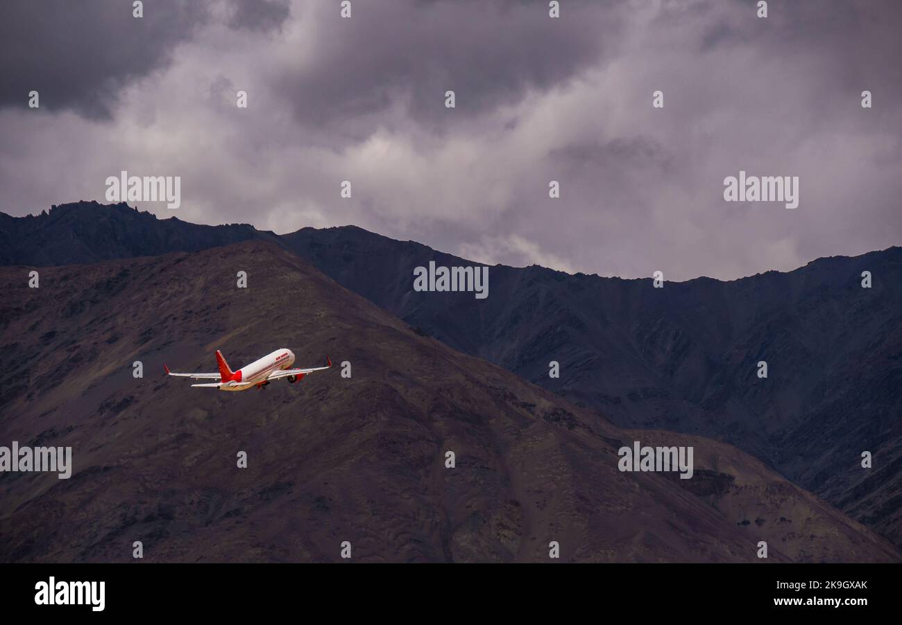 Ladakh, Indien - 19. Juni 2022 : Air India indisches Passagierflugzeug fliegt vom Flughafen Leh, umgeben von Himalaya-Gebirge, hoch Stockfoto