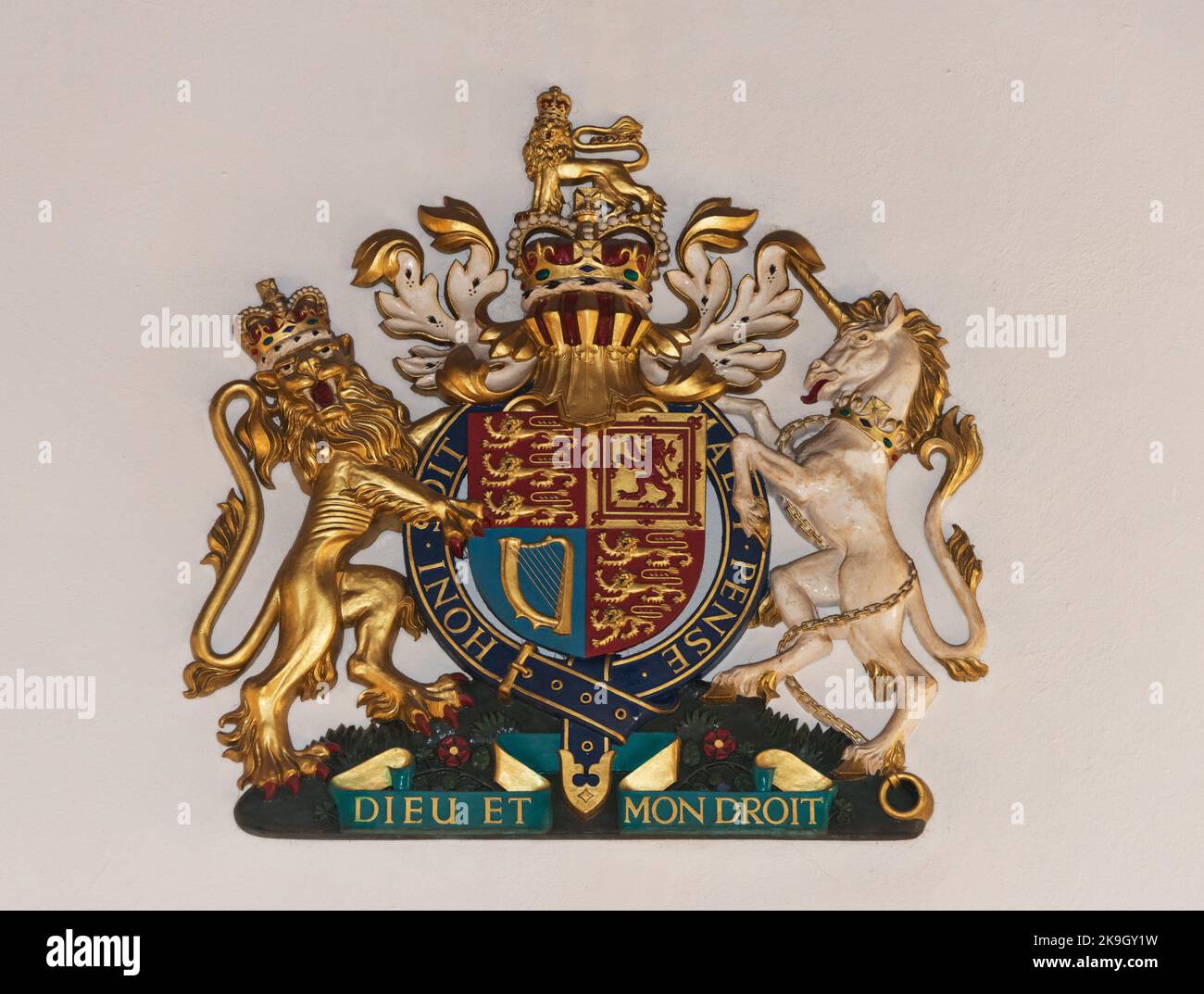 Königliches Wappen an einer weißen Wand Stockfoto