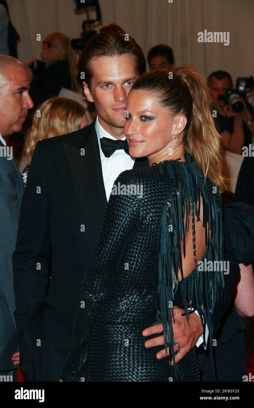 Tom Brady und Gisele Bundchen nehmen an der Costume Institute Gala Teil, um die Eröffnung der „American Woman: Fashioning a National Identi“ zu feiern Stockfoto