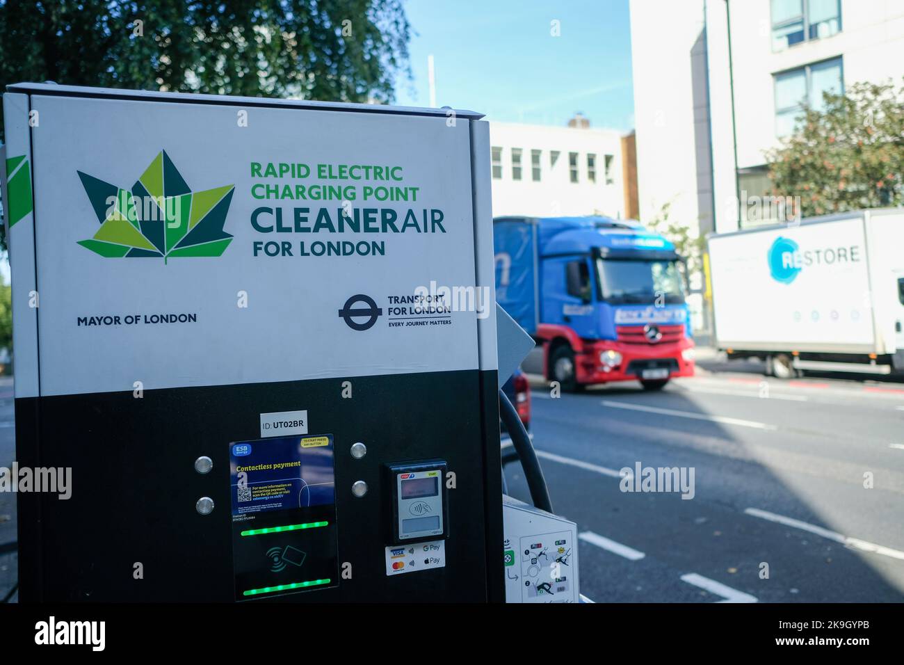 London - Oktober 2022: Eine Ladestation für Elektrofahrzeuge mit Transport for London-Logo in Putney, Südwesten Londons Stockfoto