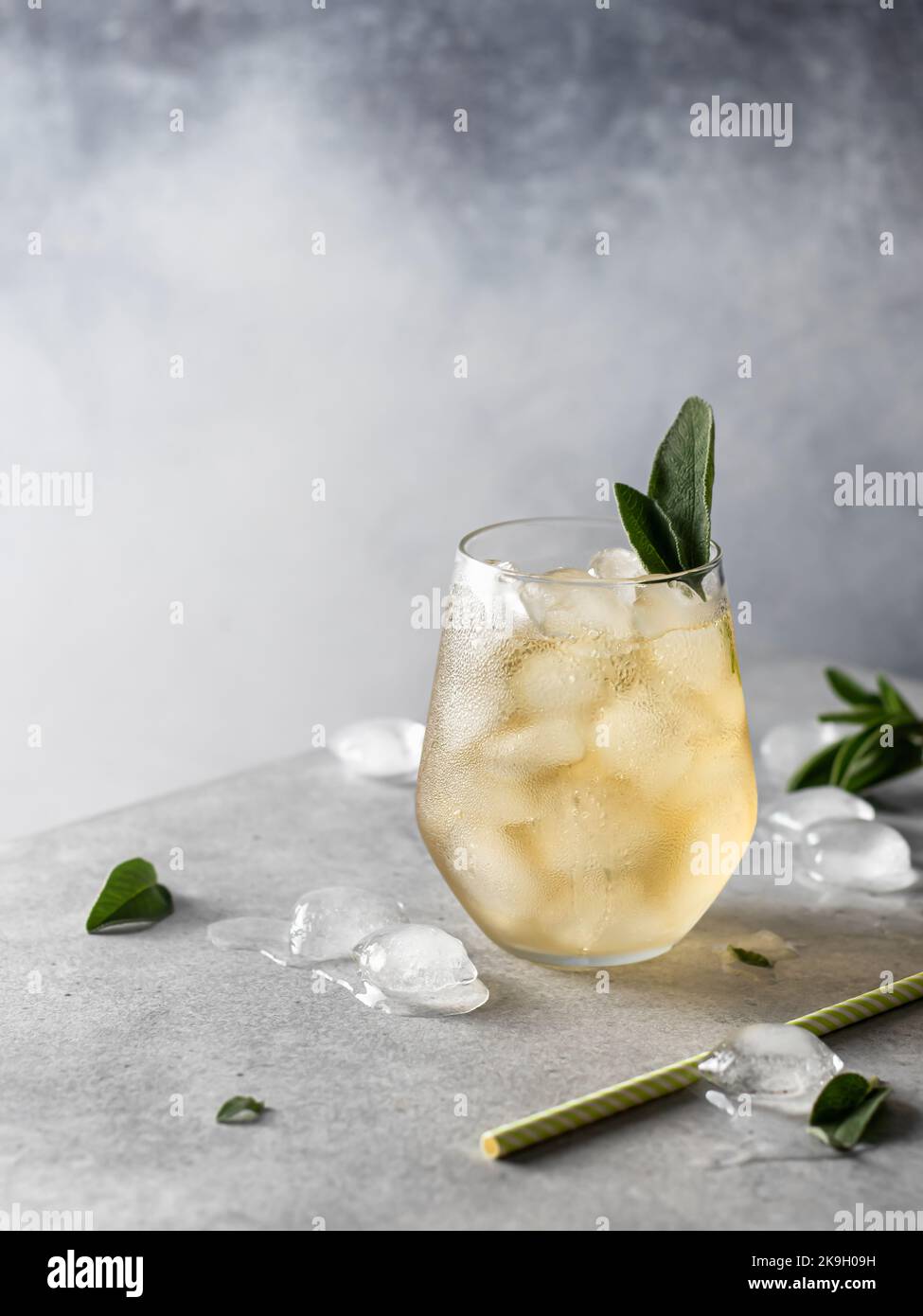 Erfrischender Eiscocktail mit Salbei-Garnitur, Kopierfläche Stockfoto