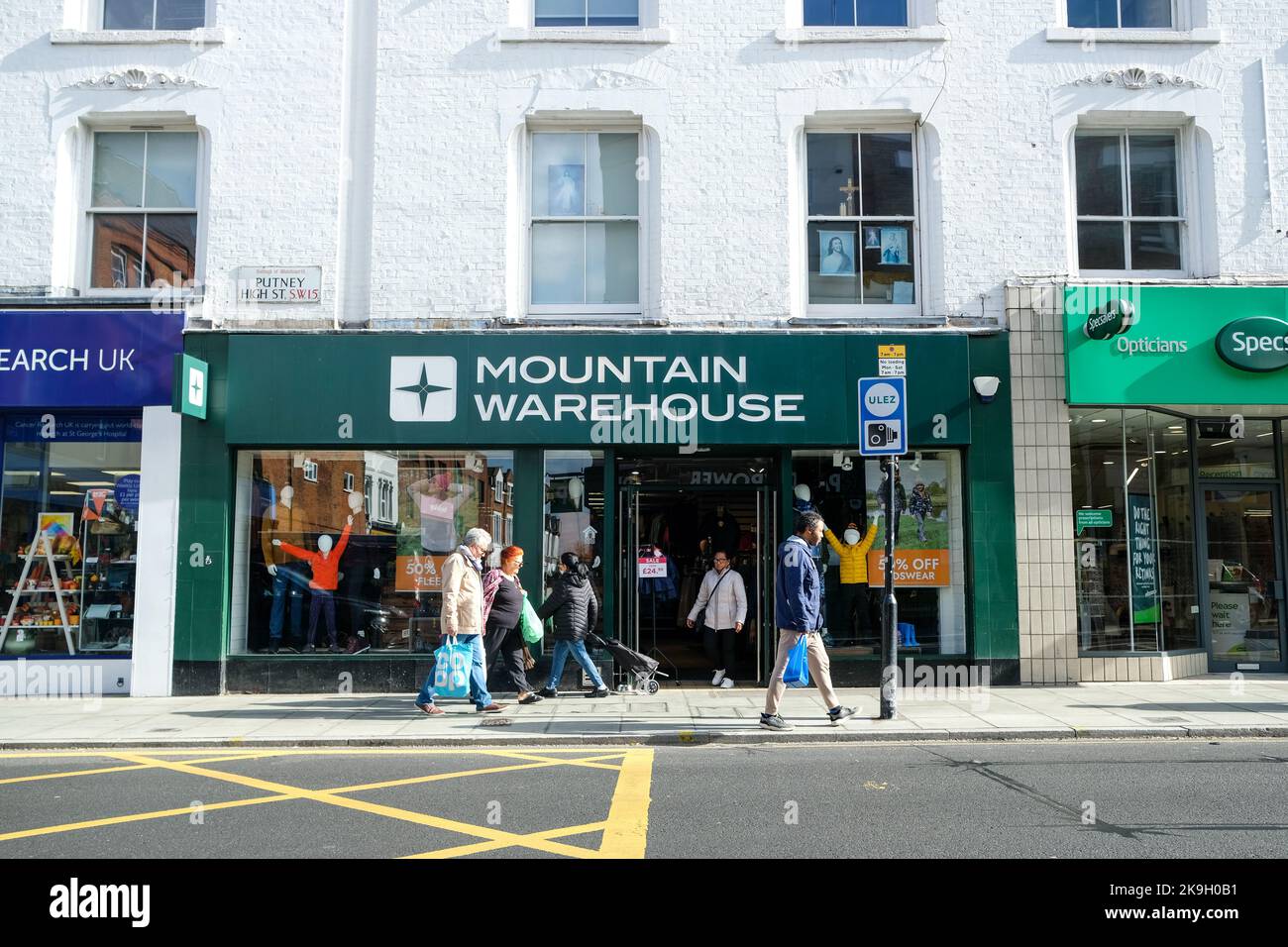 London - Oktober 2022: Niederlassung des Mountain Warehouse in der Putney High Street im Südwesten Londons Stockfoto