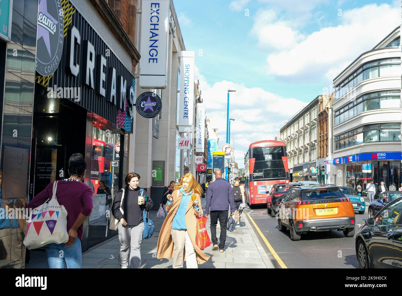 London - Oktober 2022: Straßenszene mit Einkäufern und Geschäften auf der Putney High Street im Südwesten Londons Stockfoto