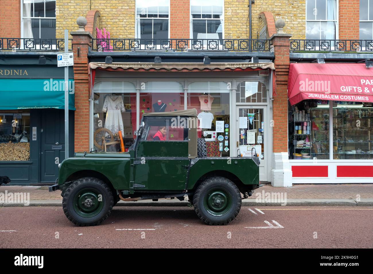 London - Oktober 2022: Land Rover Modell WW2 auf der Straße im Südwesten Londons geparkt Stockfoto