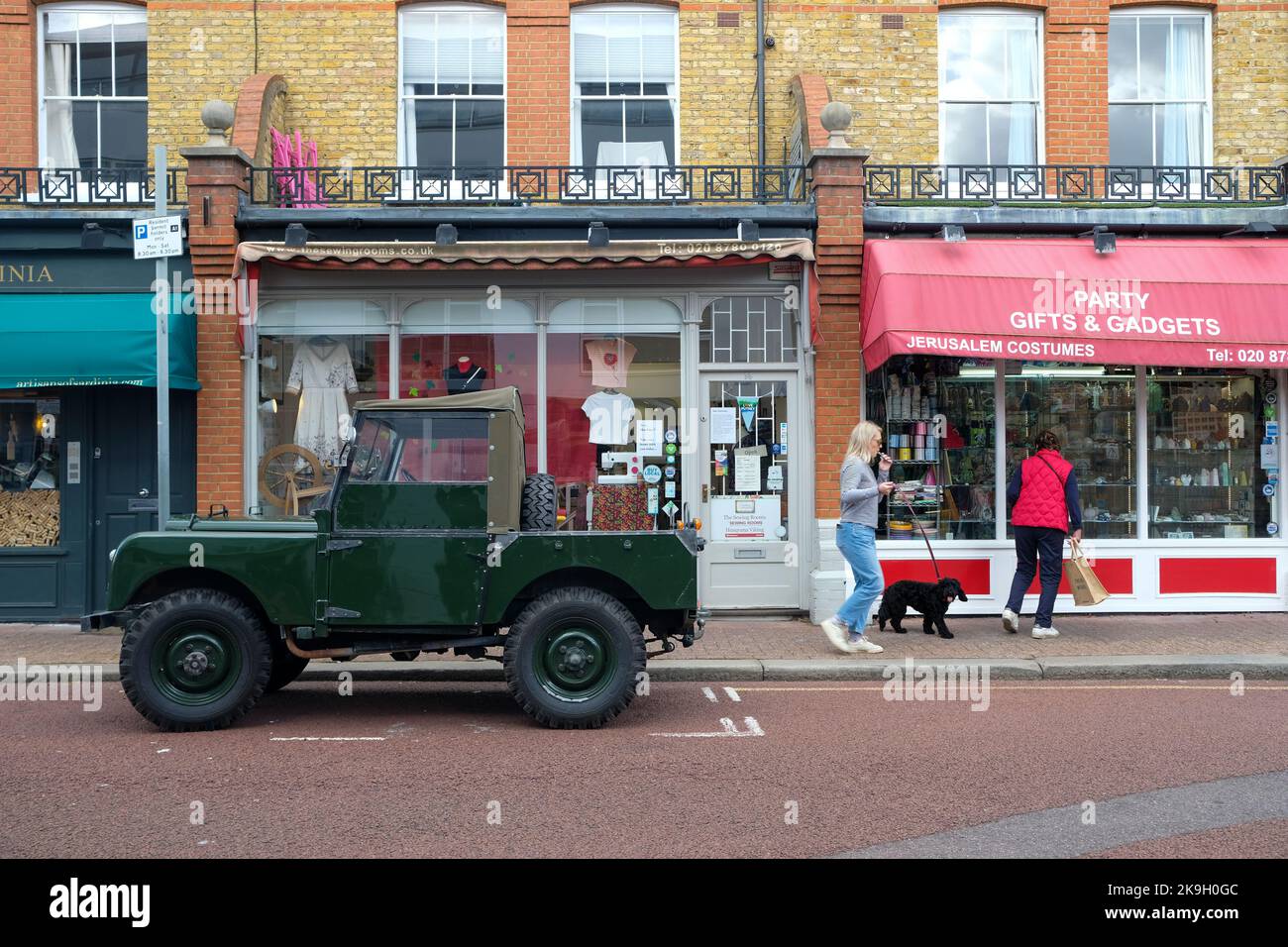 London - Oktober 2022: Land Rover Modell WW2 auf der Straße im Südwesten Londons geparkt Stockfoto