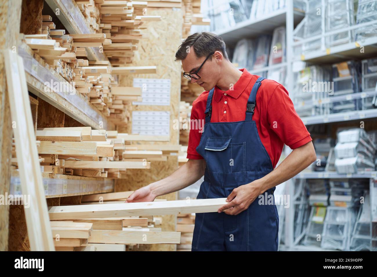 Verkaufsberater in der Nähe des Laminatregals. Stockfoto